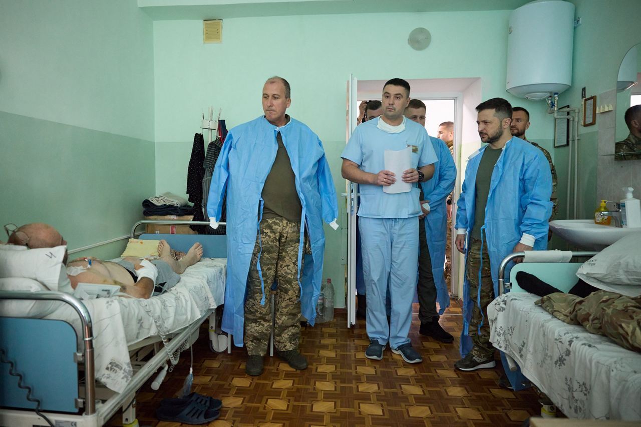 Зеленский посетил госпиталь с ранеными украинскими защитниками.