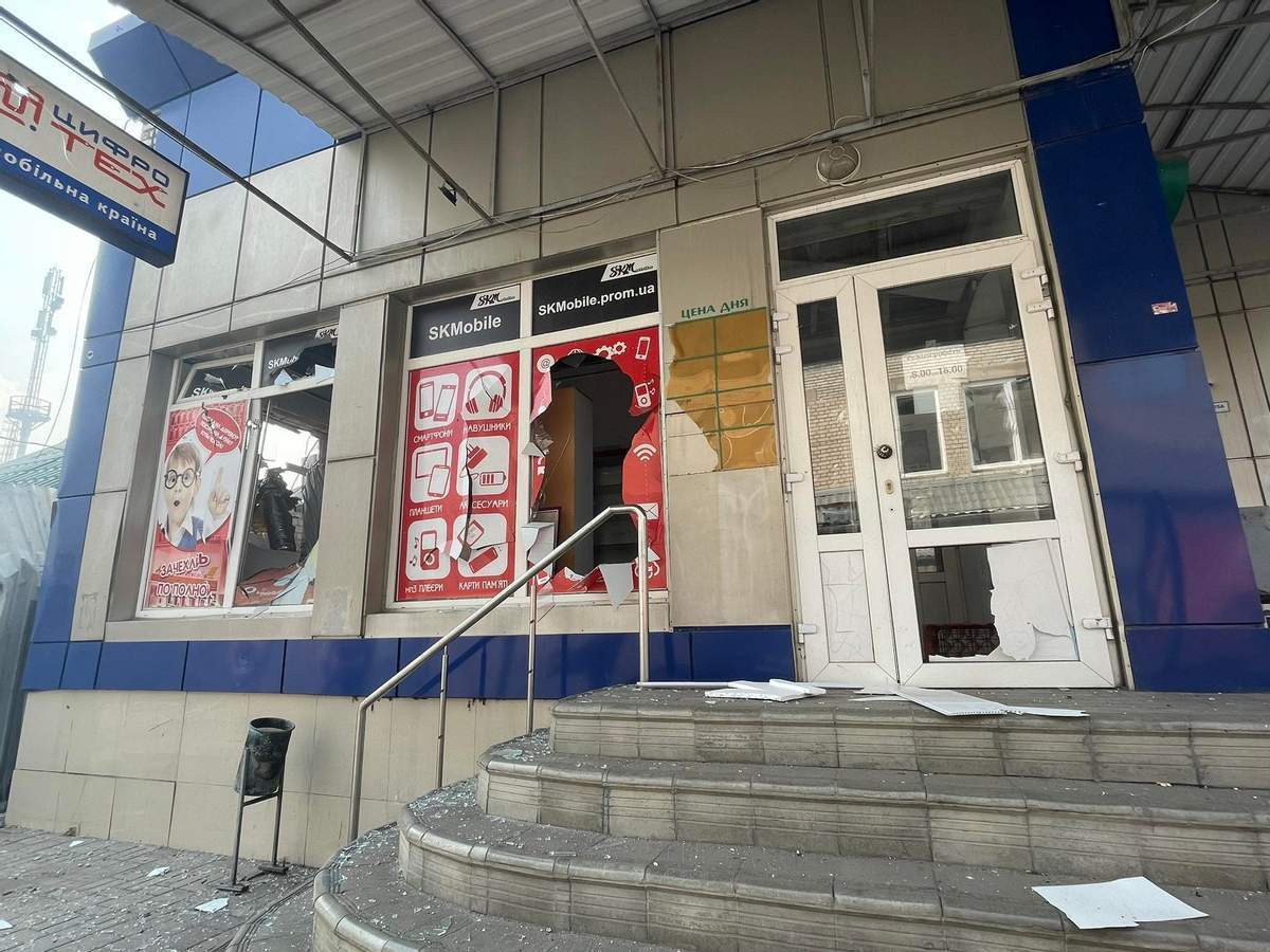 Привокзальный рынок в Славянске после российского обстрела