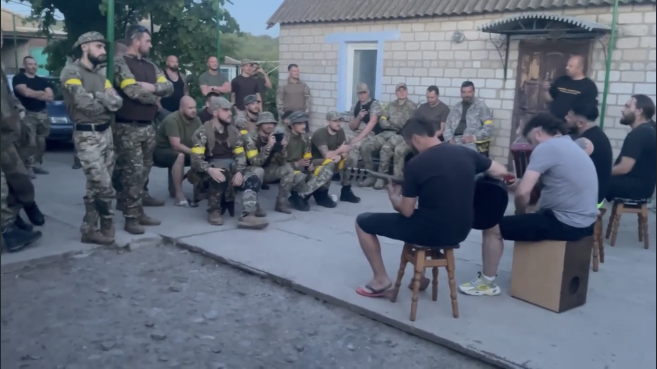 Kozak System влаштували концерт для українських захисників прямо на фронті. Атмосферне відео