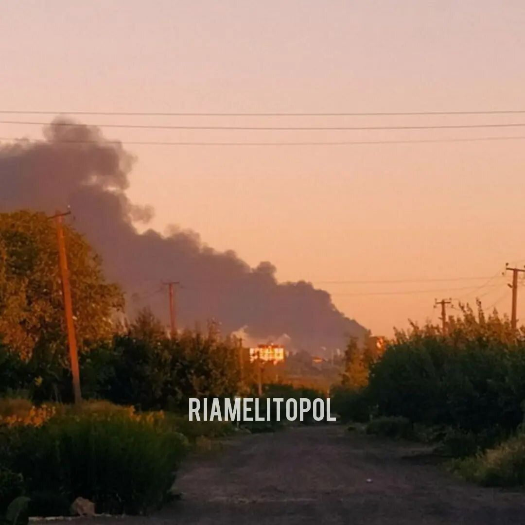 В Мелитополе раздались мощные взрывы на аэродроме: ВСУ нанесли 30 ударов по врагу. Фото и видео