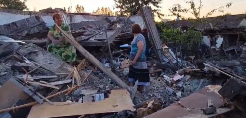 Жителі Добропілля розбирають завали зруйнованих окупантами будинків