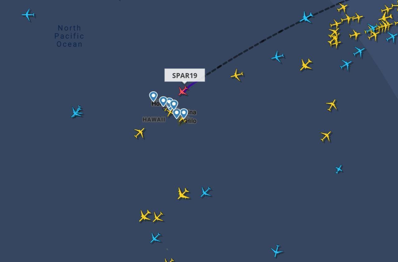 Борт Пелоси приземлился на Гавайских островах.