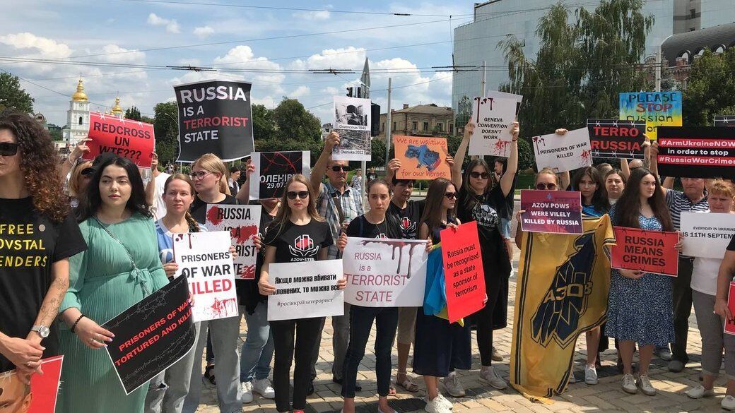 В Киеве семьи защитников "Азовстали" устроили акцию
