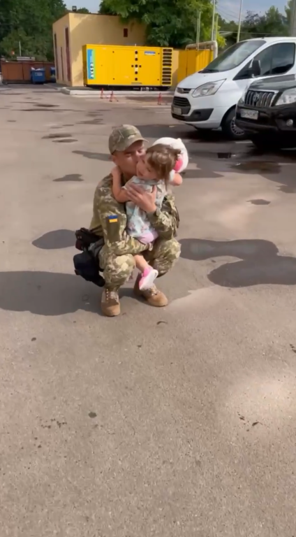 Військовий притулив дитину до себе