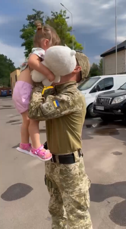 Военный прижал ребенка к себе