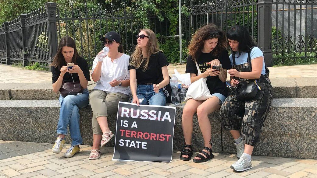 У Києві родини захисників "Азовсталі" влаштували акцію