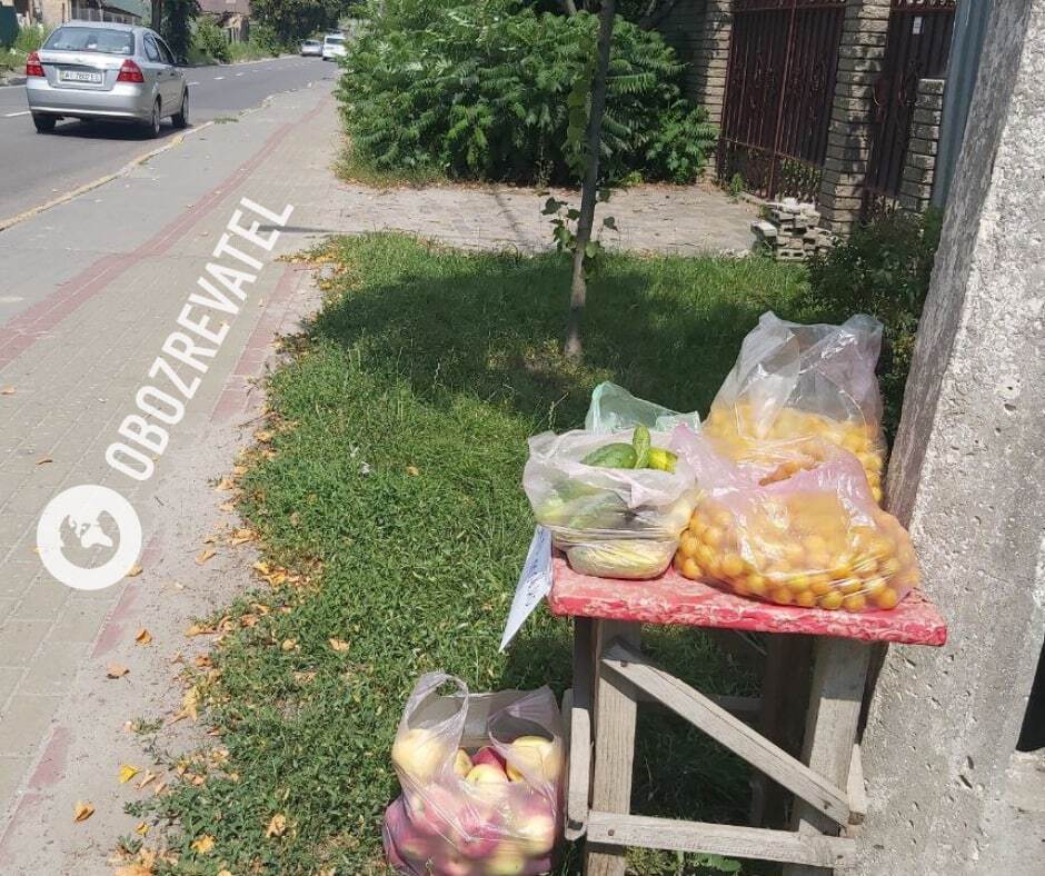 Жители города отдают свои овощи и фрукты