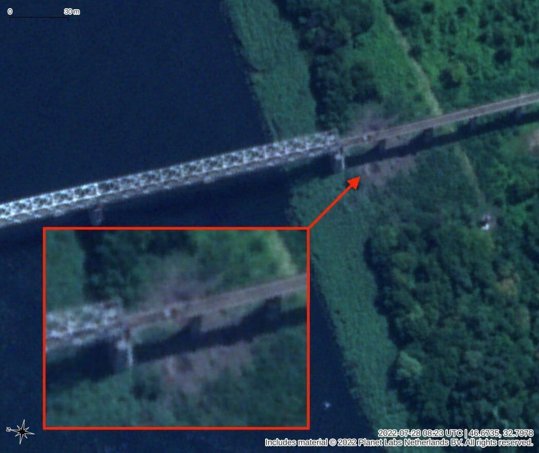 Повреждение моста видно на спутниковых снимках
