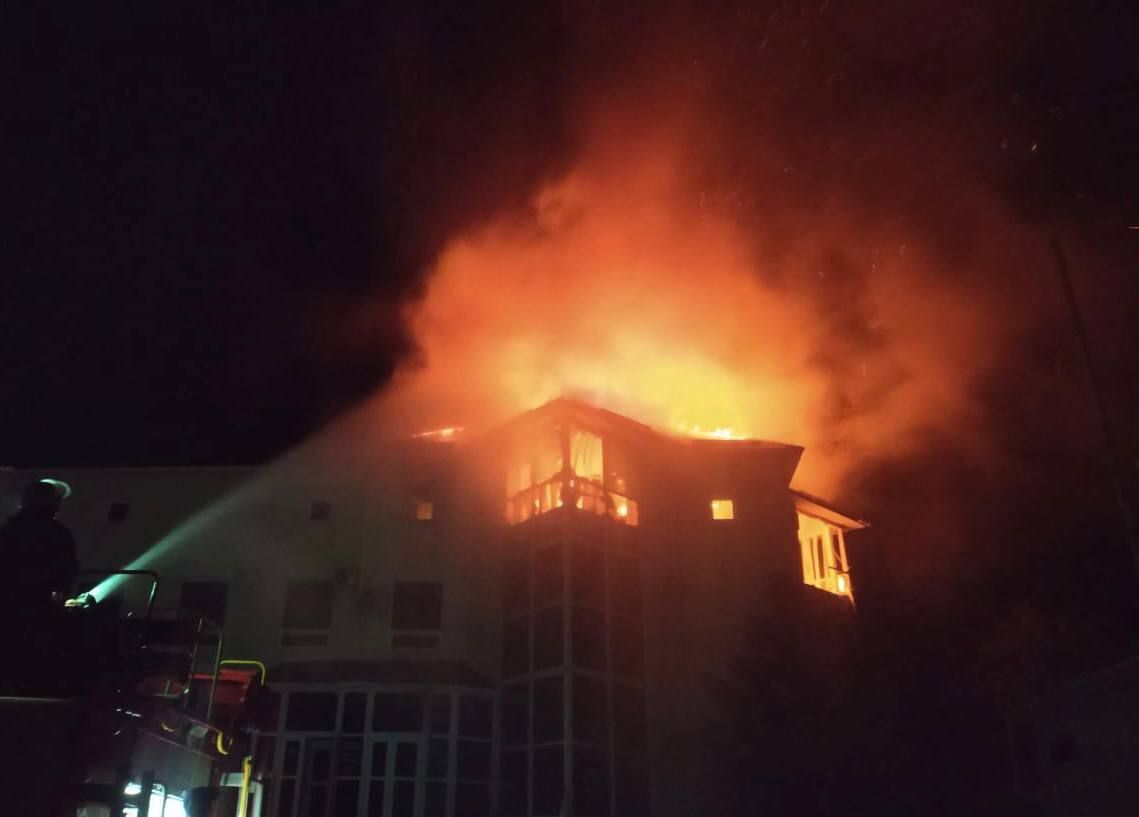 Пожар, возникший в Никополе после обстрела