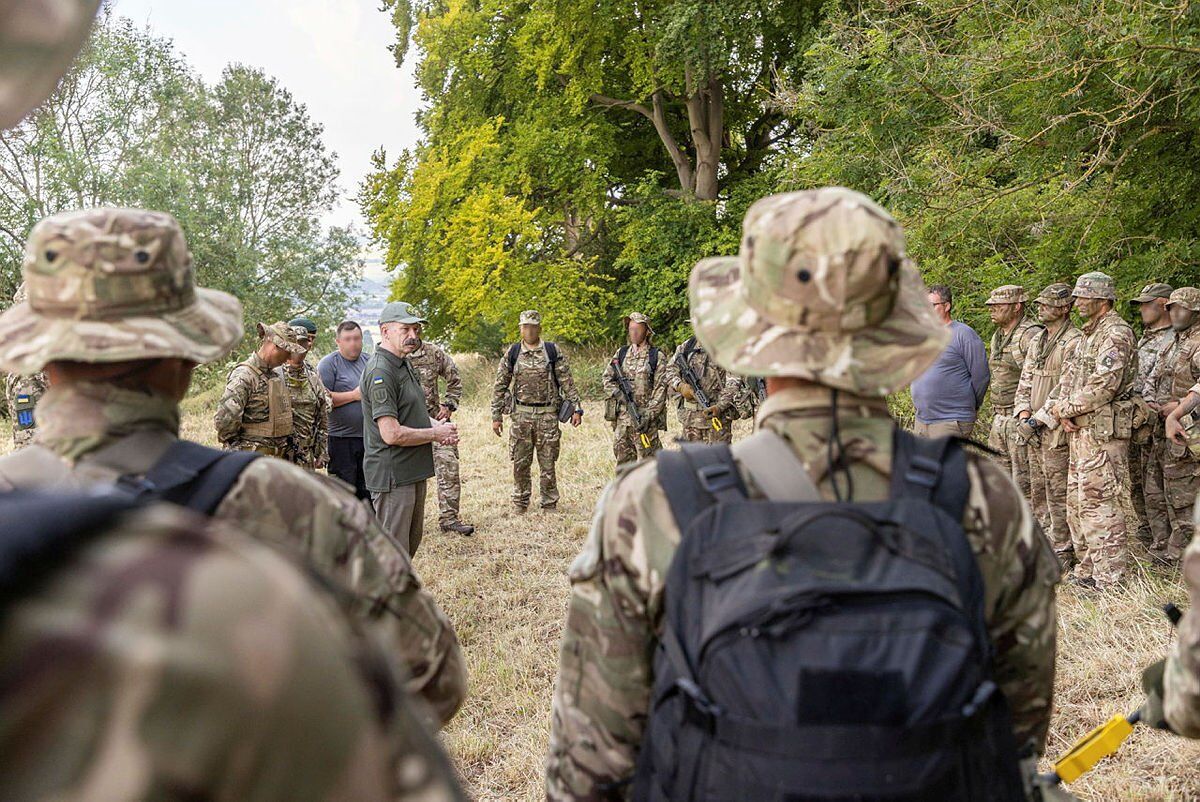 Українські моряки проходять піхотні тренування армії в Британії