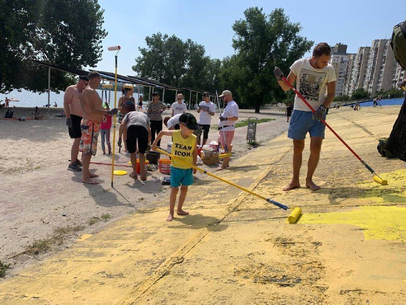 Прапор розташований на Оболонській набережній.