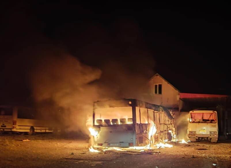 После обстрела из РСЗО в Никополе сгорел автобус