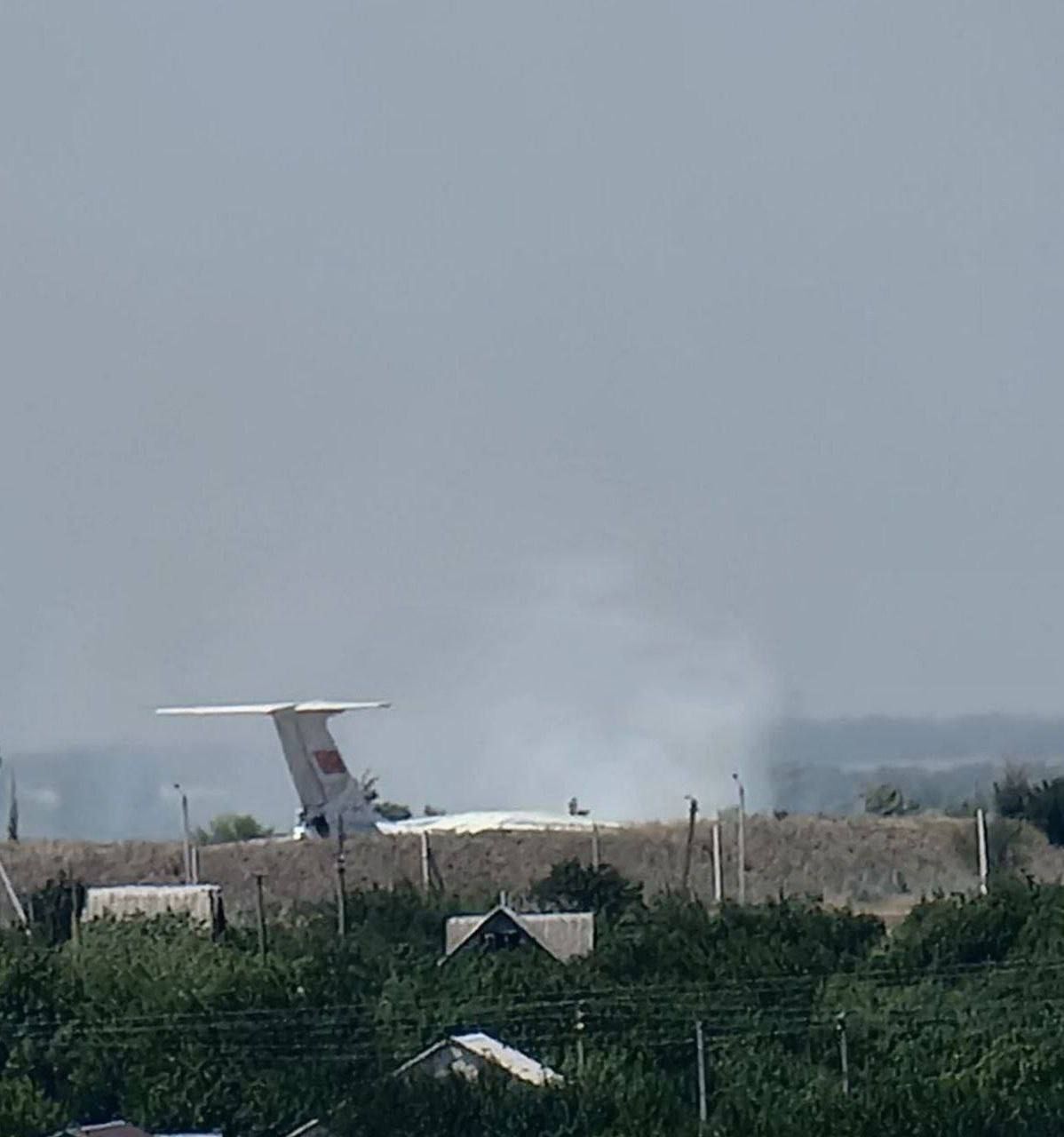 Над аэродромом в оккупированном Мелитополе виден дым