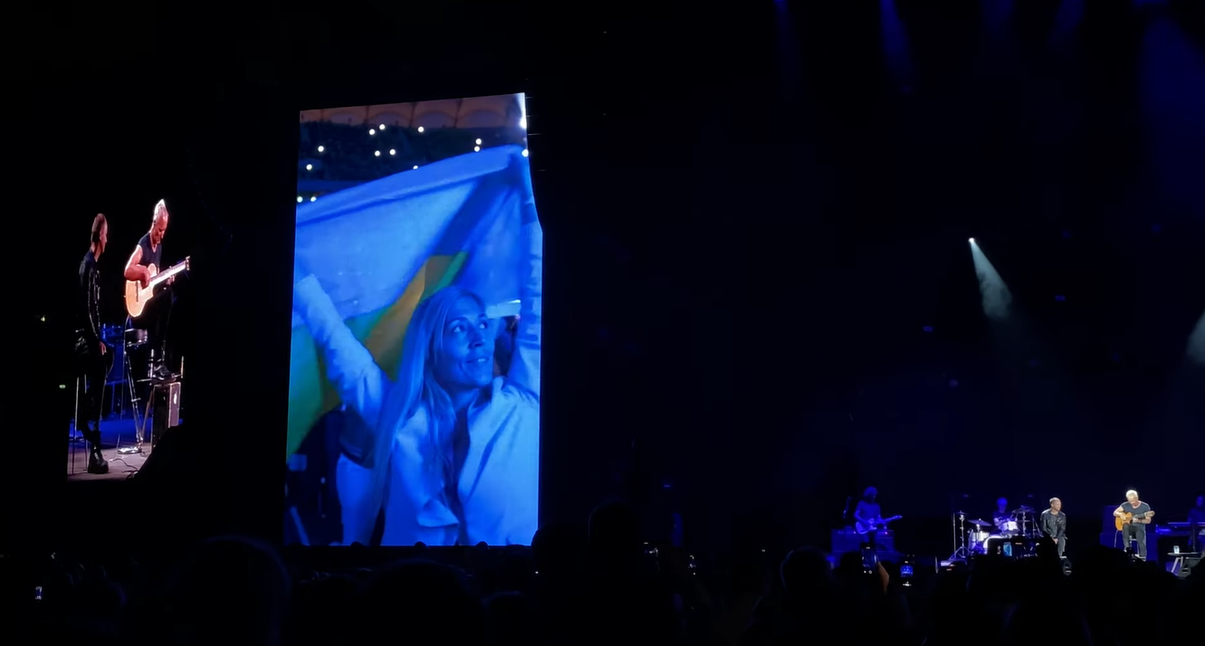 На экране показали девушку с украинским флагом