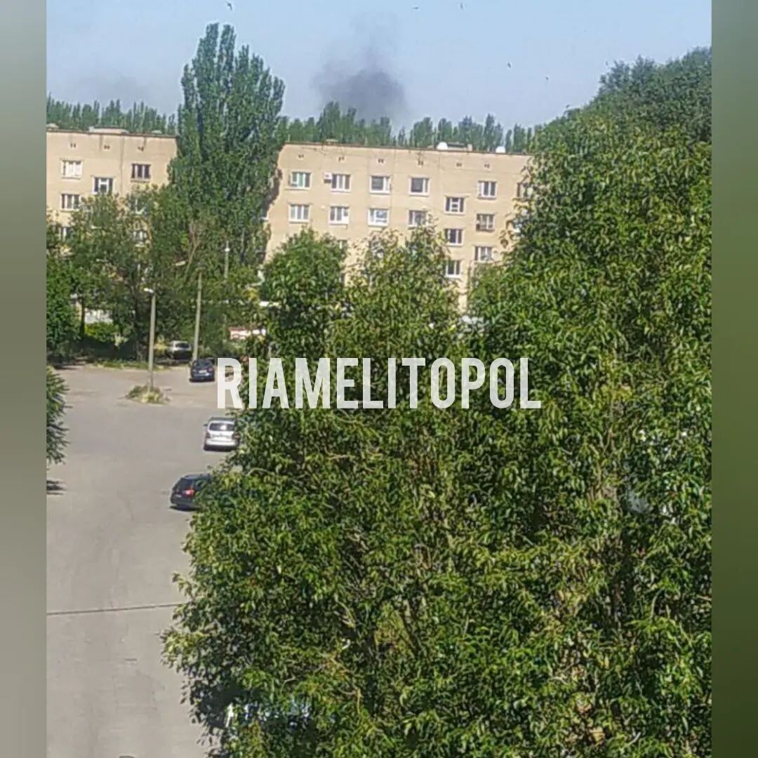 Спустя сутки после удара ВСУ аэродром в Мелитополе продолжает гореть
