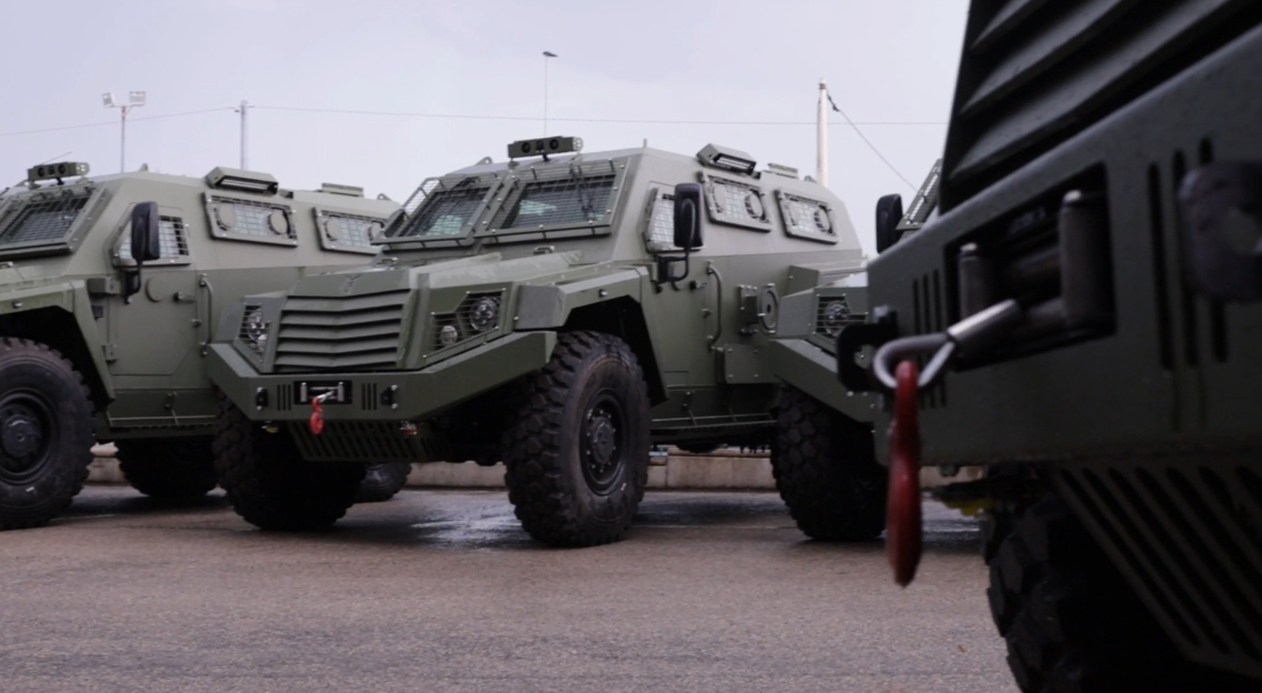 Порошенко недавно передал партию пикапов Mitsubishi L200 военным на юге и востоке Украины.