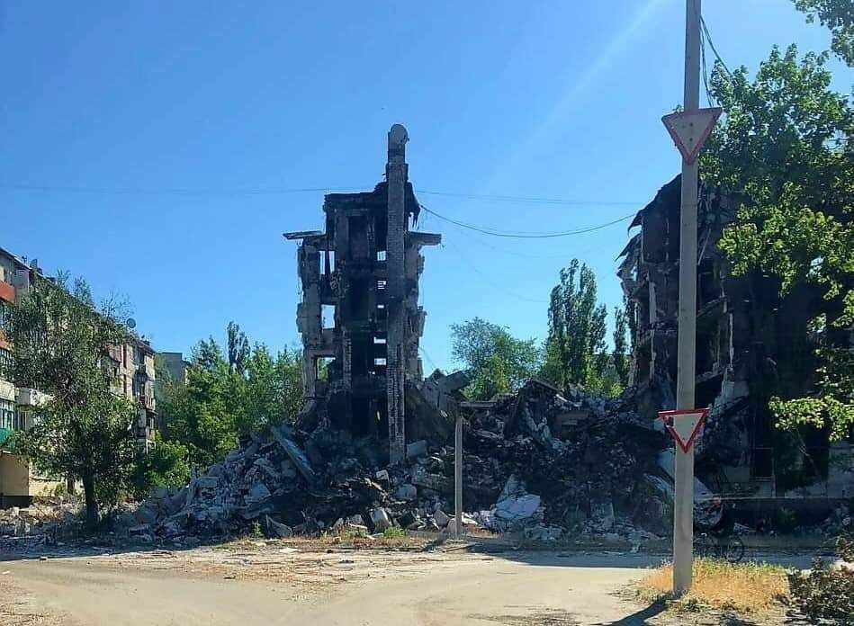 У Лисичанську знищили житлові будинки та інфраструктуру.