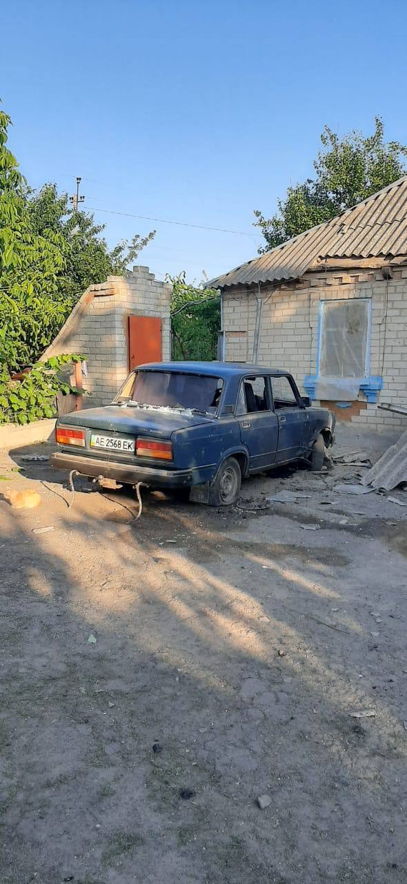 Під вогонь потрапив також автомобіль.