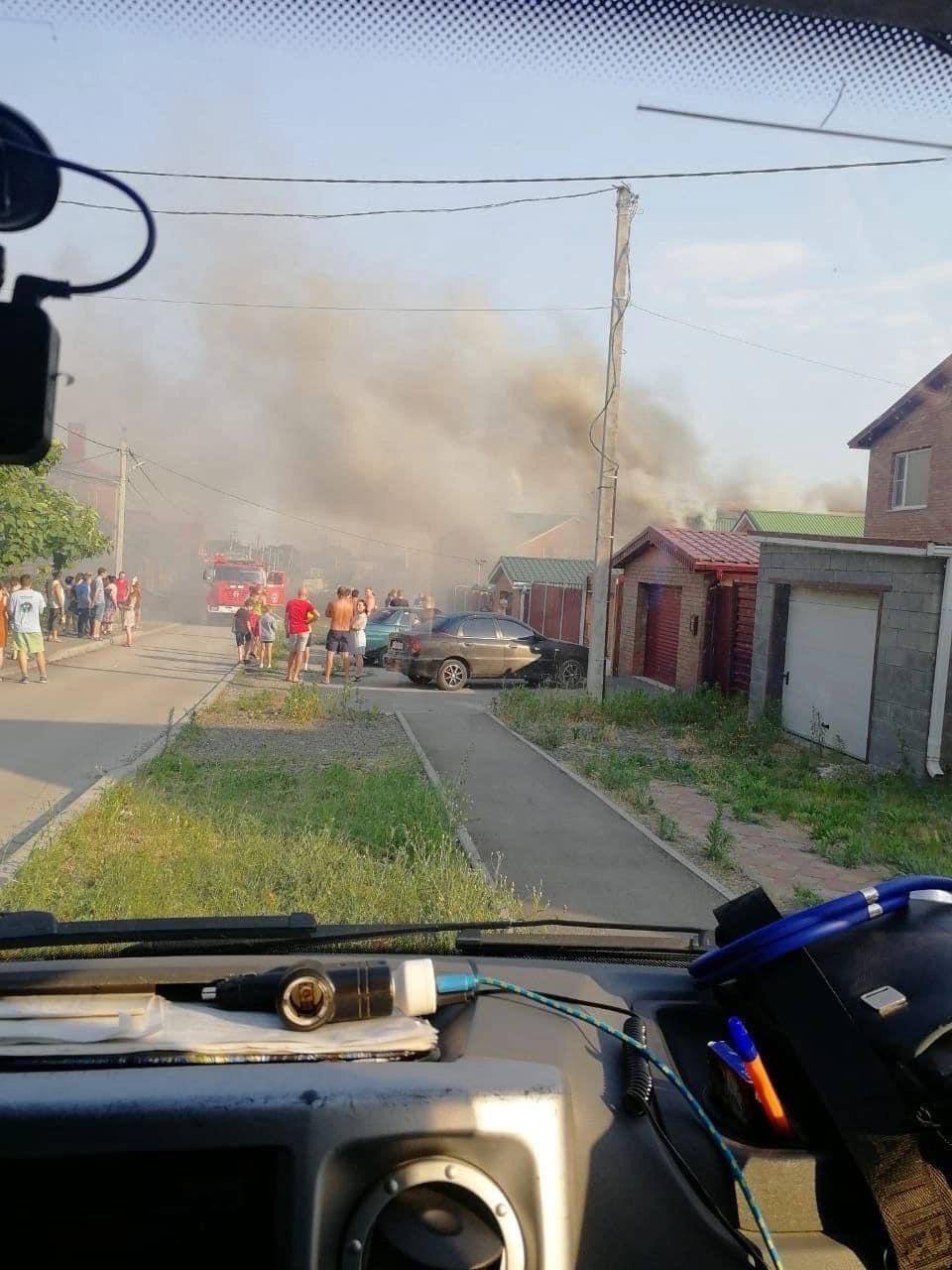 Сбитый в Таганроге беспилотник упал на жилой дом.