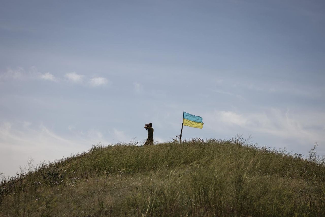 Украинка с национальным флагом