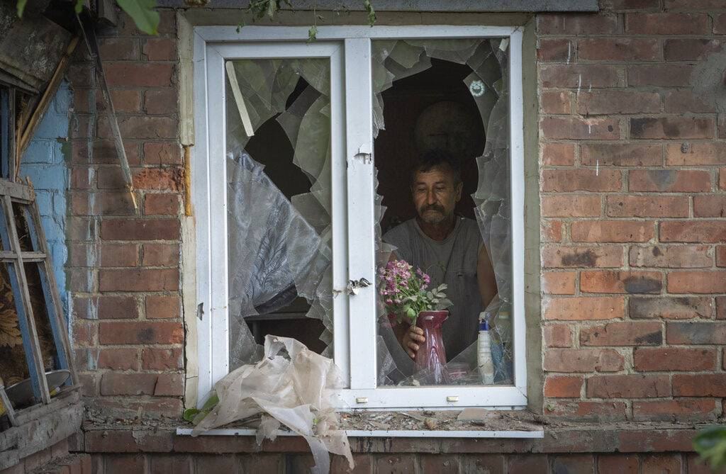 Вікно постраждалого будинку