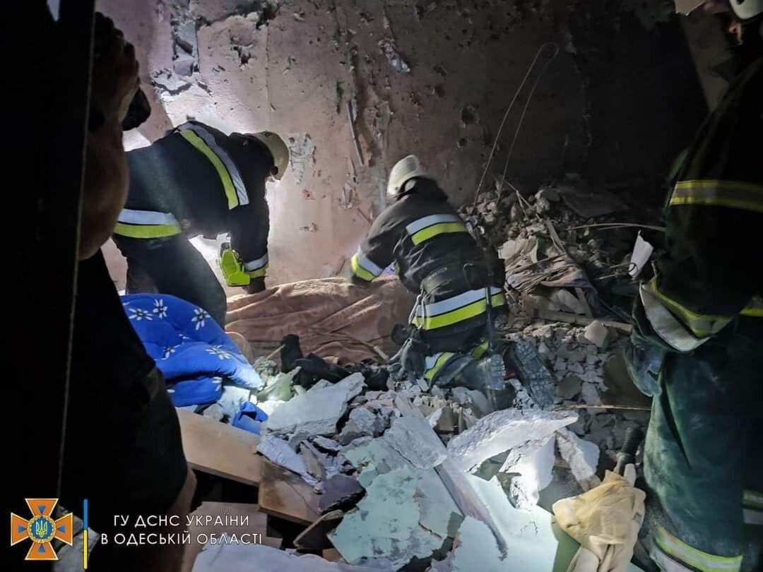 Рятувальники розбирають завали будинку