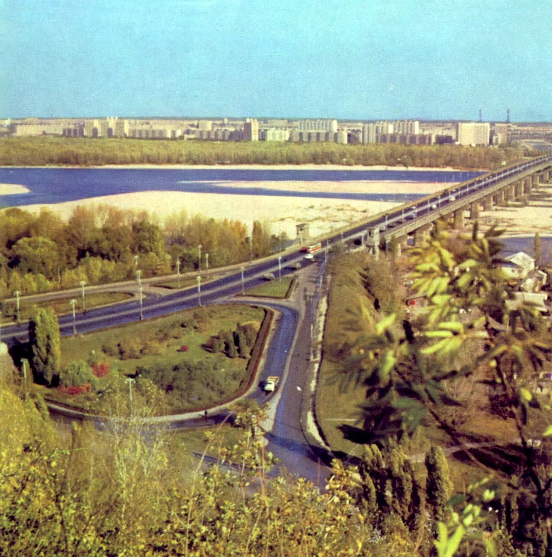 Вид на міст Патона та Русанівку.