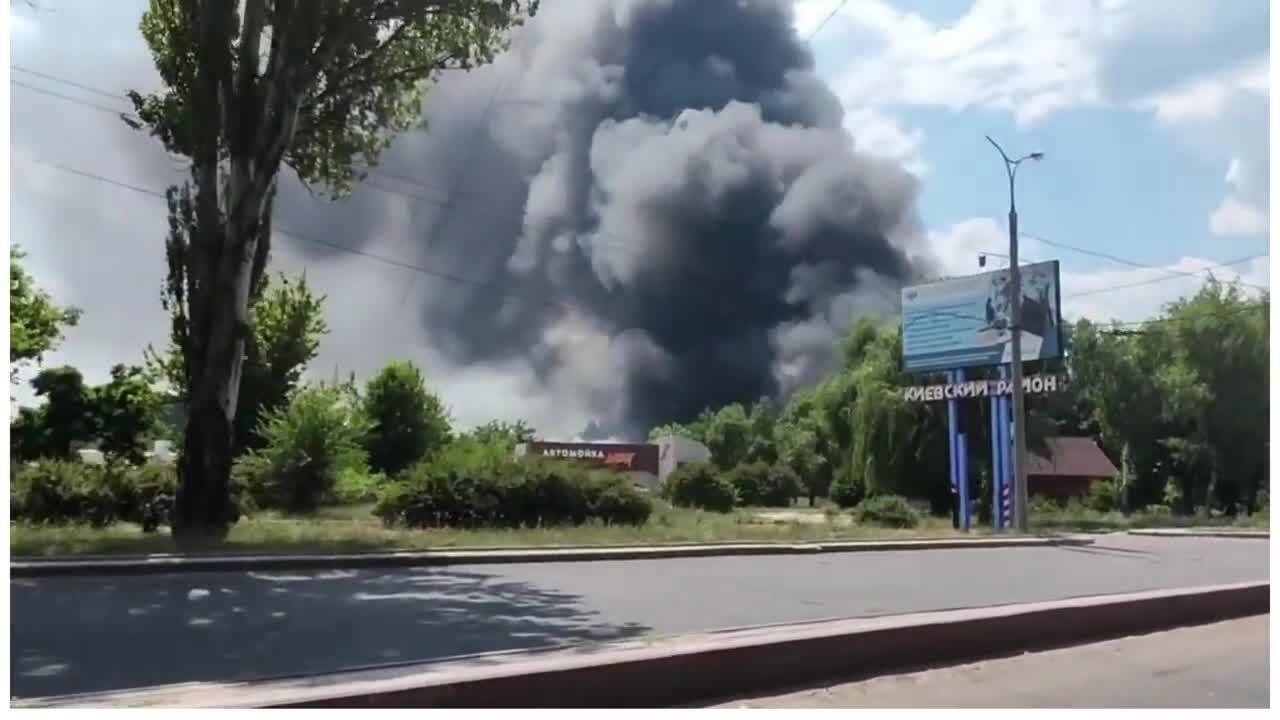 Внаслідок цього сталася пожежа на території автоцентру "Камаз-Центр"