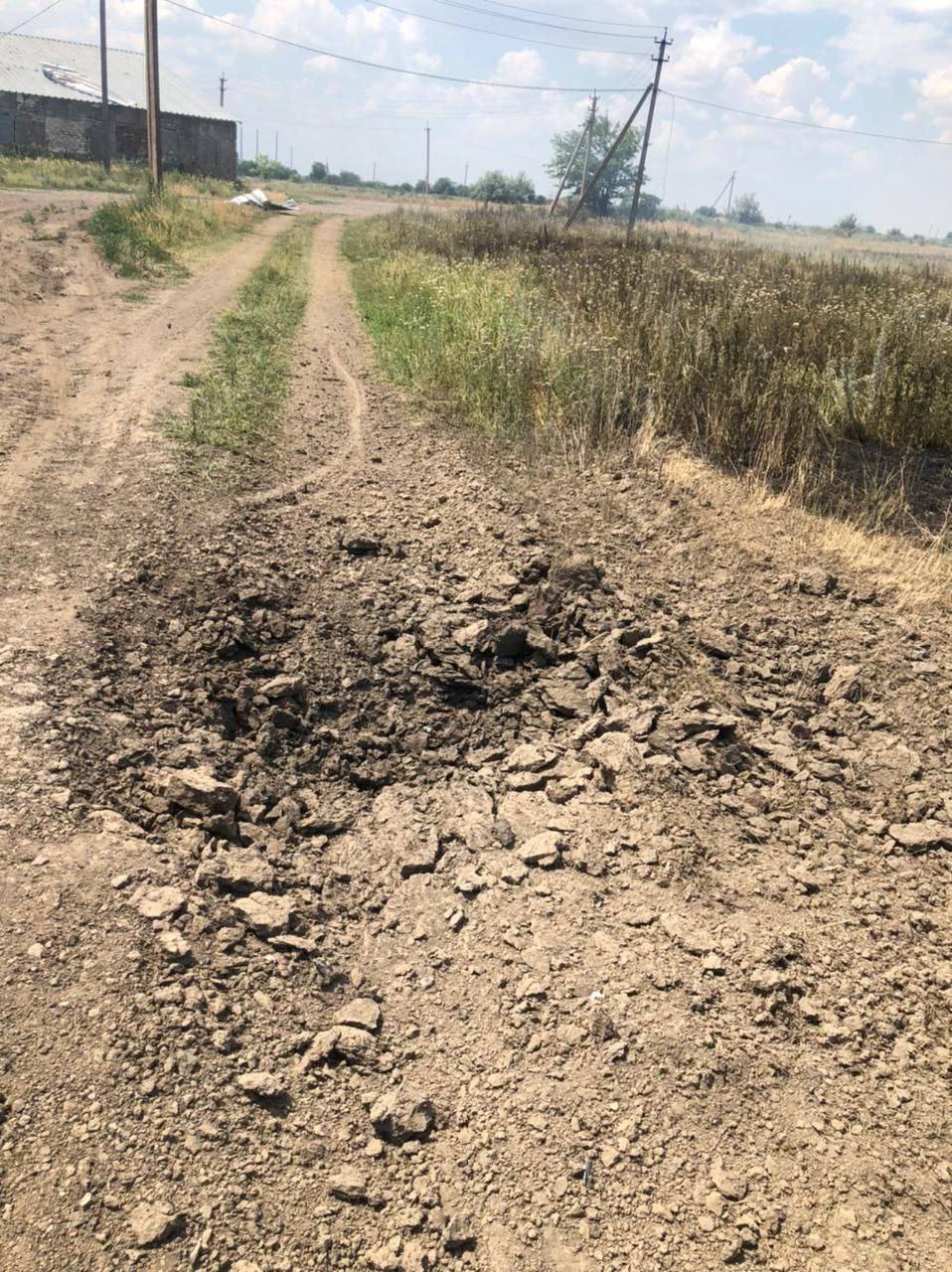 Наслідки ворожого удару по сільгоспідприємству в Великій Костромці