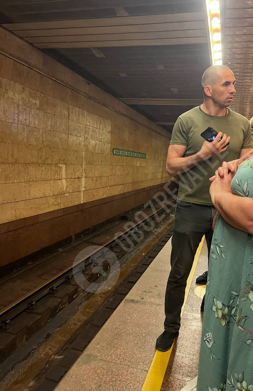 Вел стрим и приставал к сотрудникам метро: в Киеве фанат Путина закатил истерику и чуть не отхватил от пассажиров. Фото