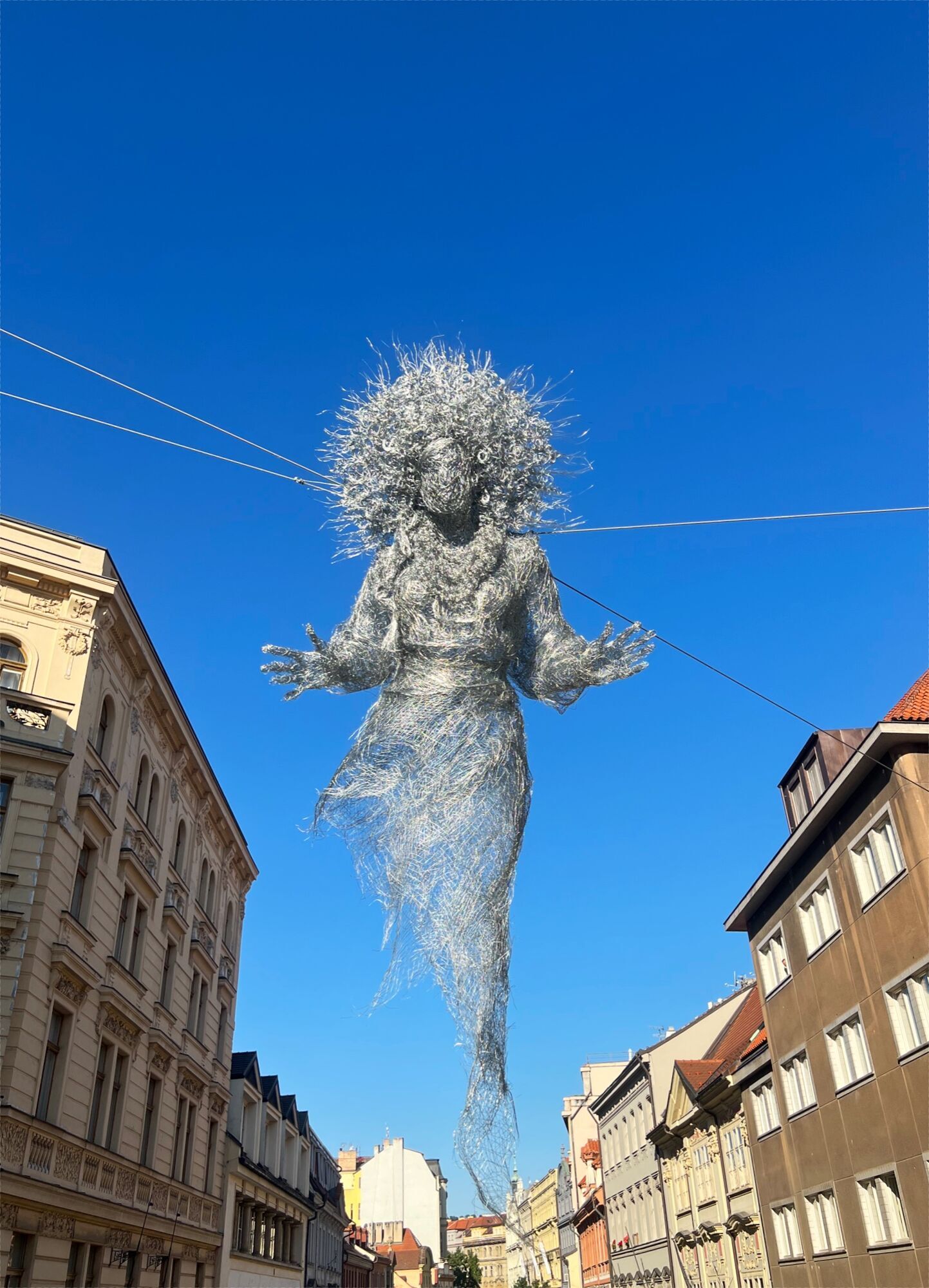 В Праге появилась магическая скульптура "Венок", посвященная украинским матерям: россияне кипят от злости