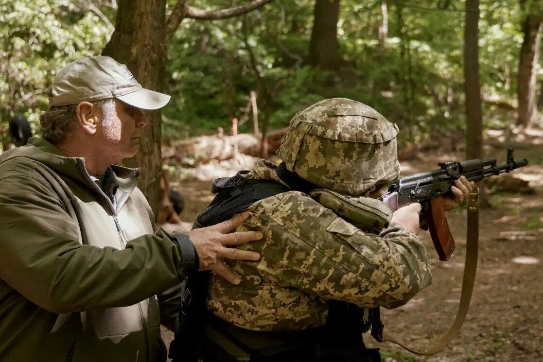 Американец Блэкберн инструктирует украинского бойца во время тренировок в Украине
