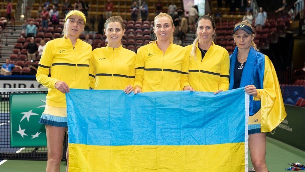 Савчук (вторая справа) со сборной Украины по теннису