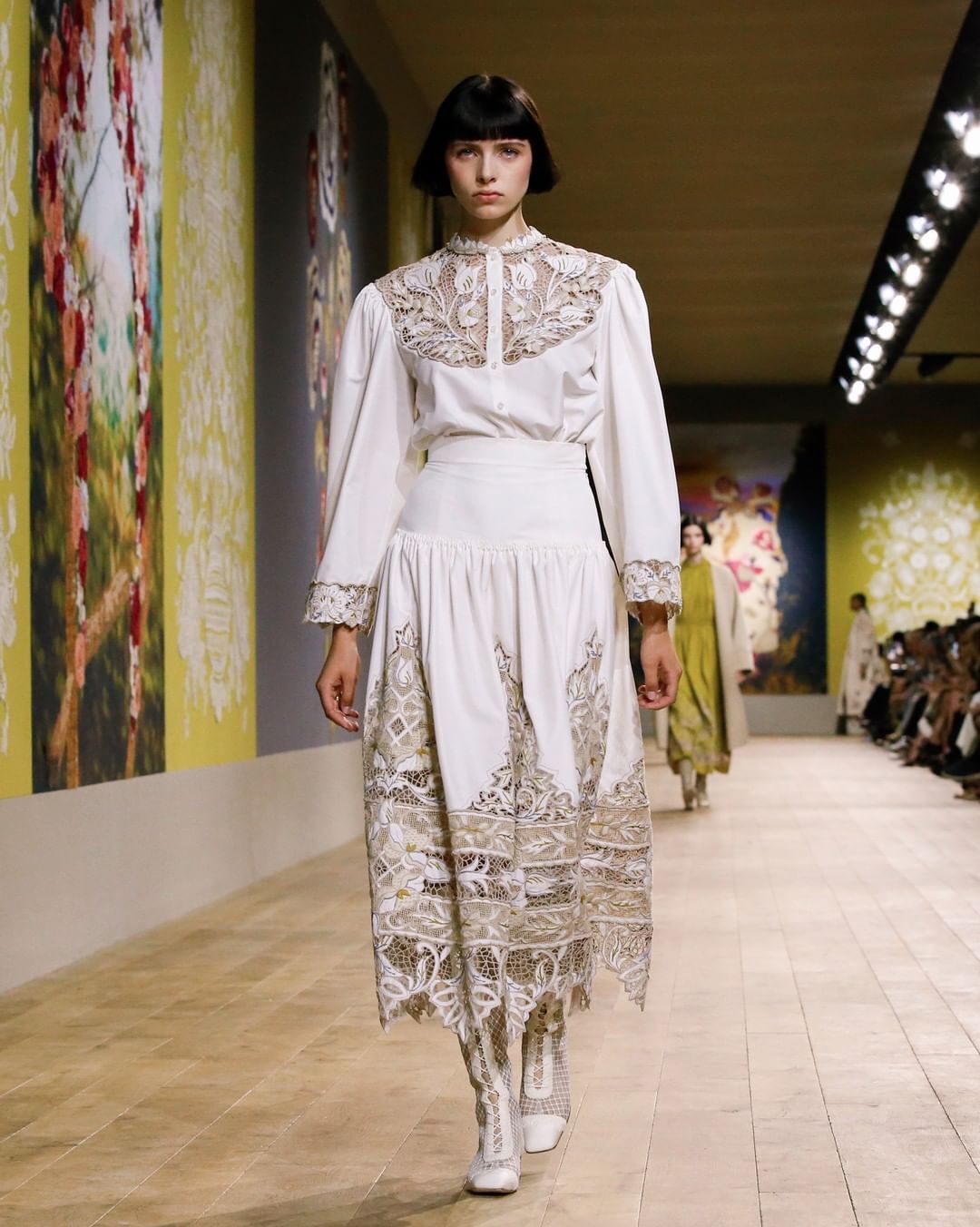 Dior использовал декорации украинской художницы для показа своей новой коллекции. Фото и видео
