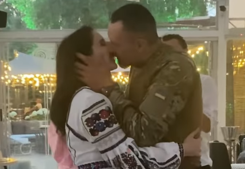 Олег Сенцов целует Веронику Вельч.