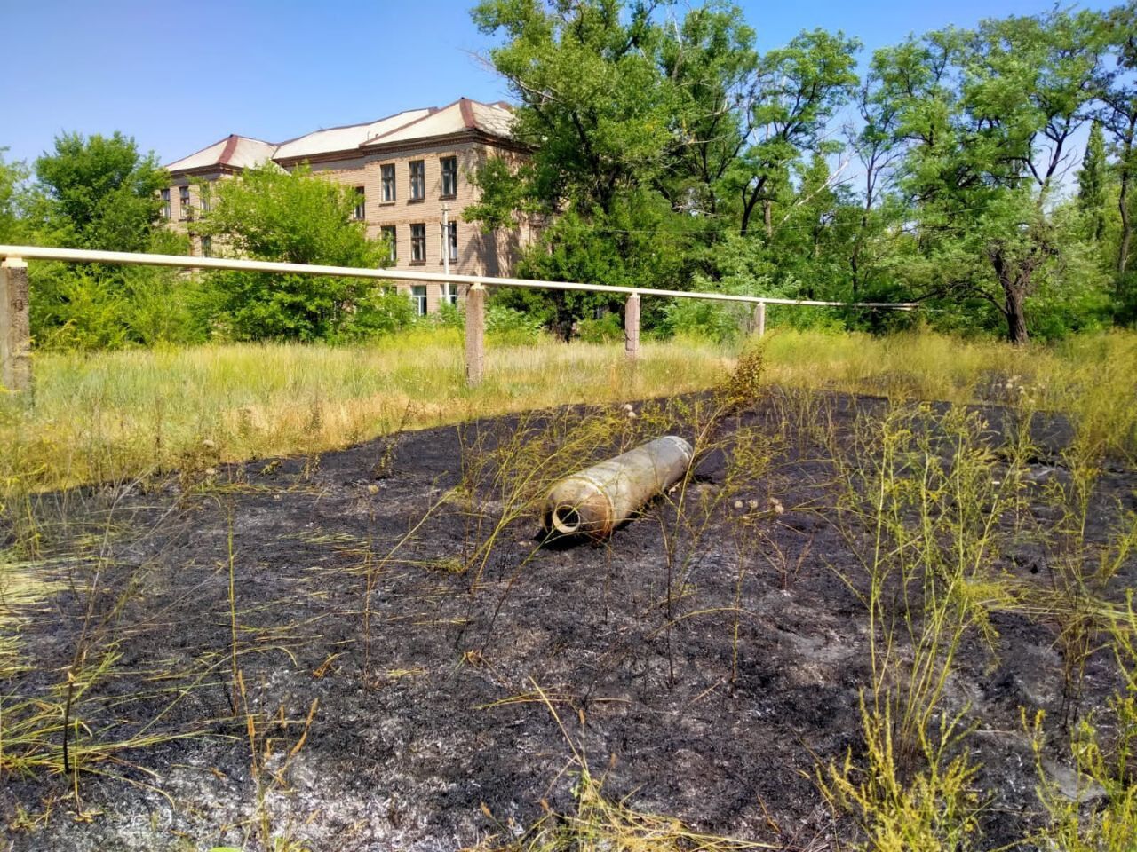 Одна ракета упала рядом с социальным объектом, но не разорвалась.