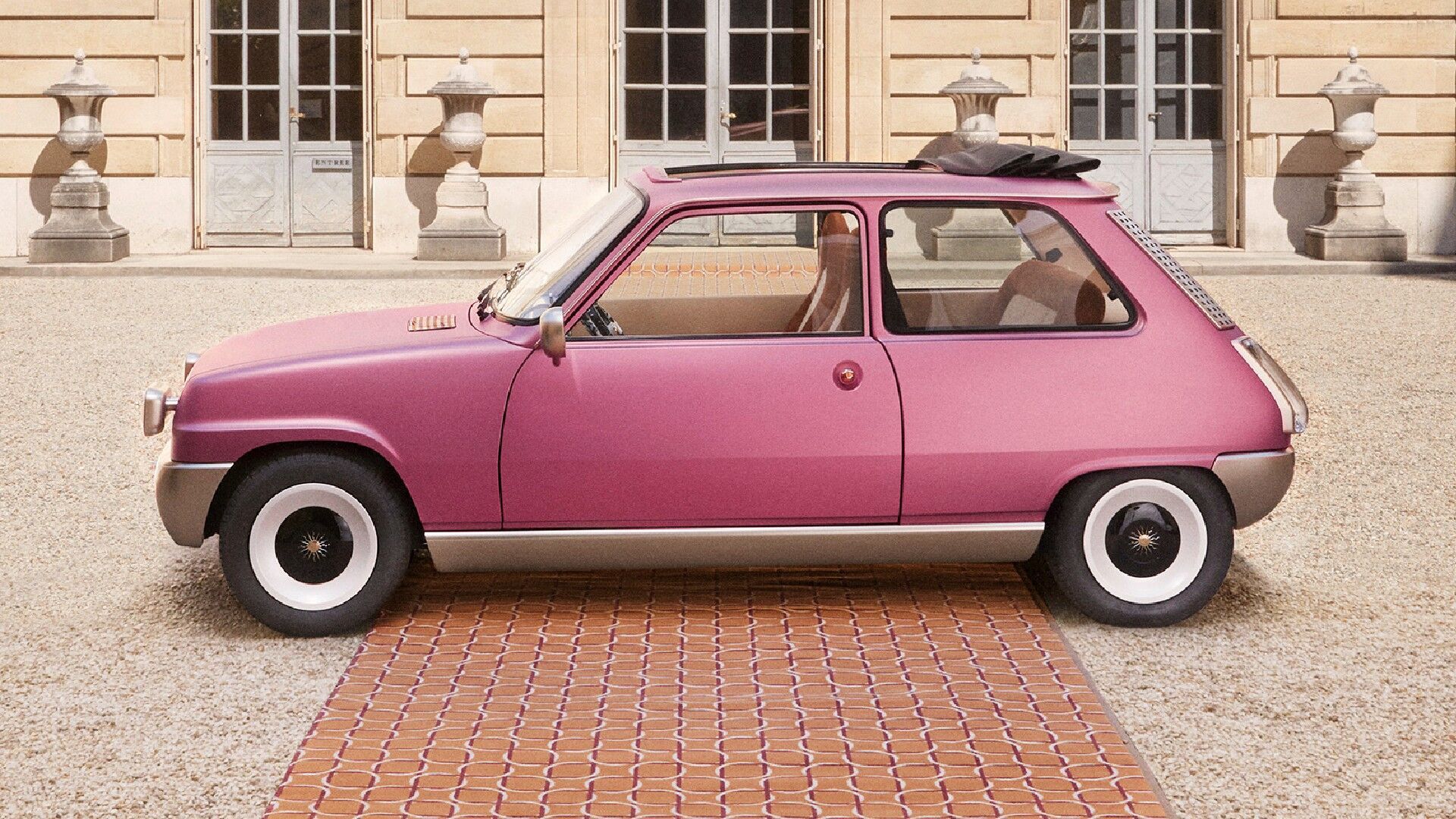 Основная часть кузова окрашена розовой краской с золотыми пигментами и матовым лаком в сочетании с золотыми акцентами в нижней части автомобиля