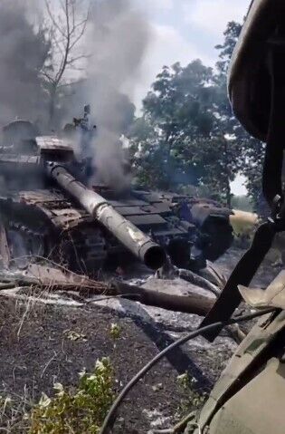 Уничтоженный украинскими воинами танк армии РФ