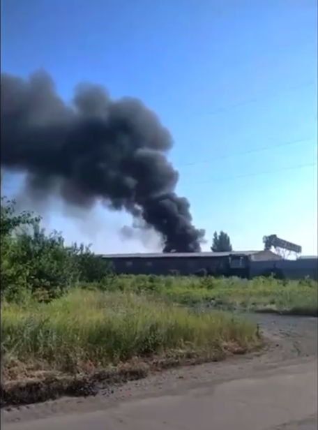 Дым поднялся над складами боеприпасов.