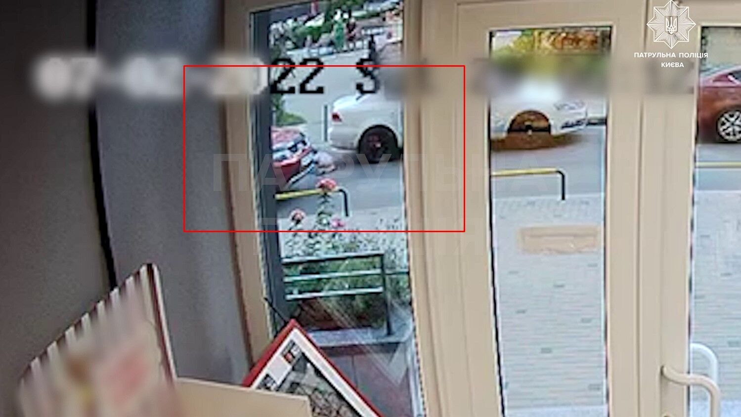Момент аварии записала видеокамера в магазине.