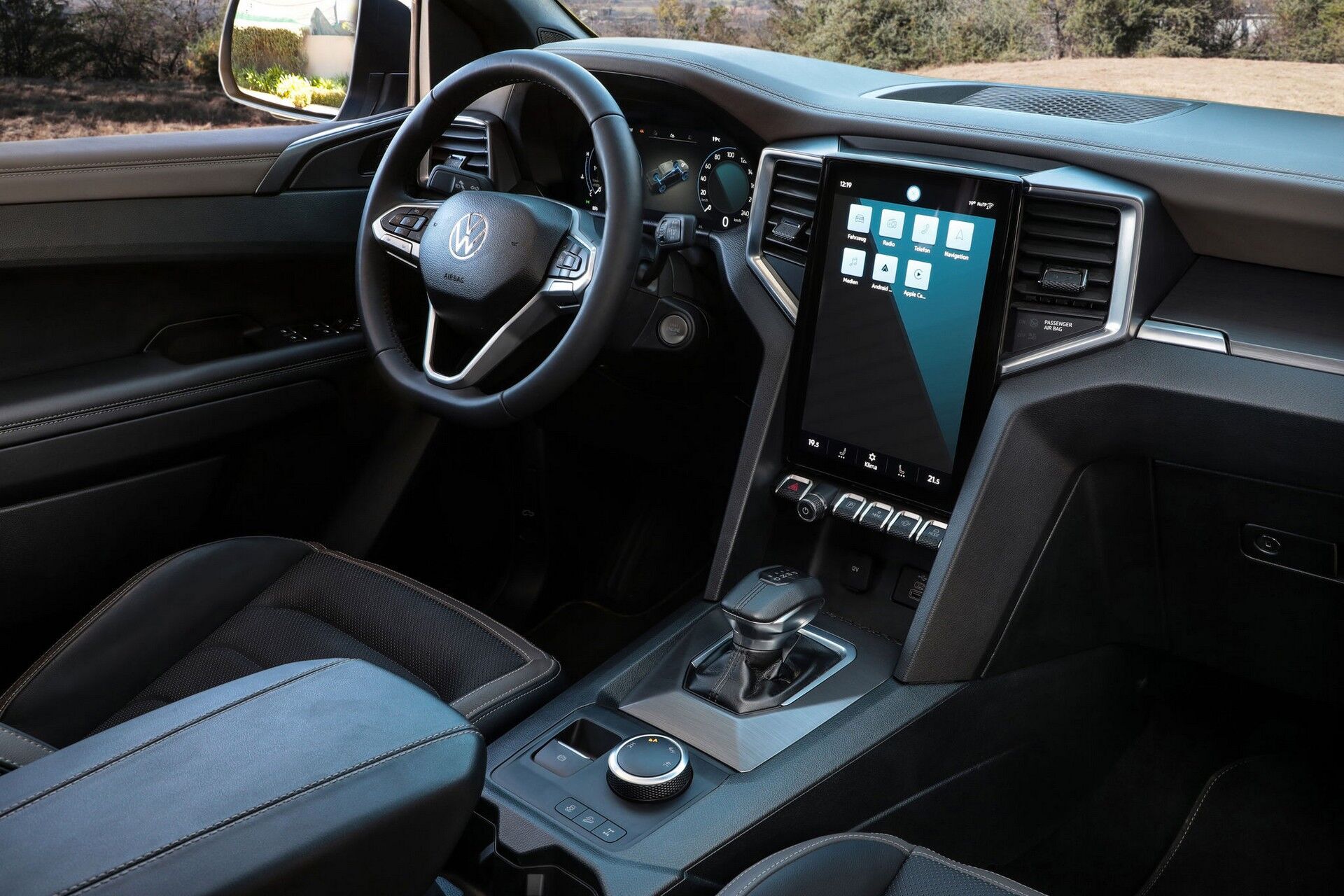 Для водія буде запропоновано екран на 8 або 12 дюймів, а інфо-розважальна система має вертикальний сенсорний екран діагоналлю 10 або 12 дюймів