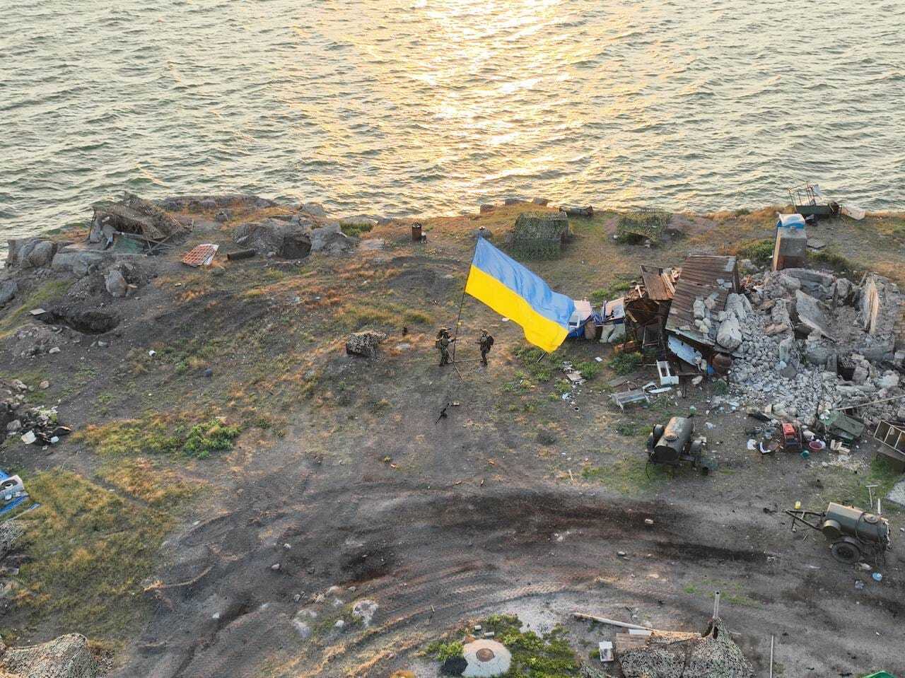 На Змеином установили украинский флаг