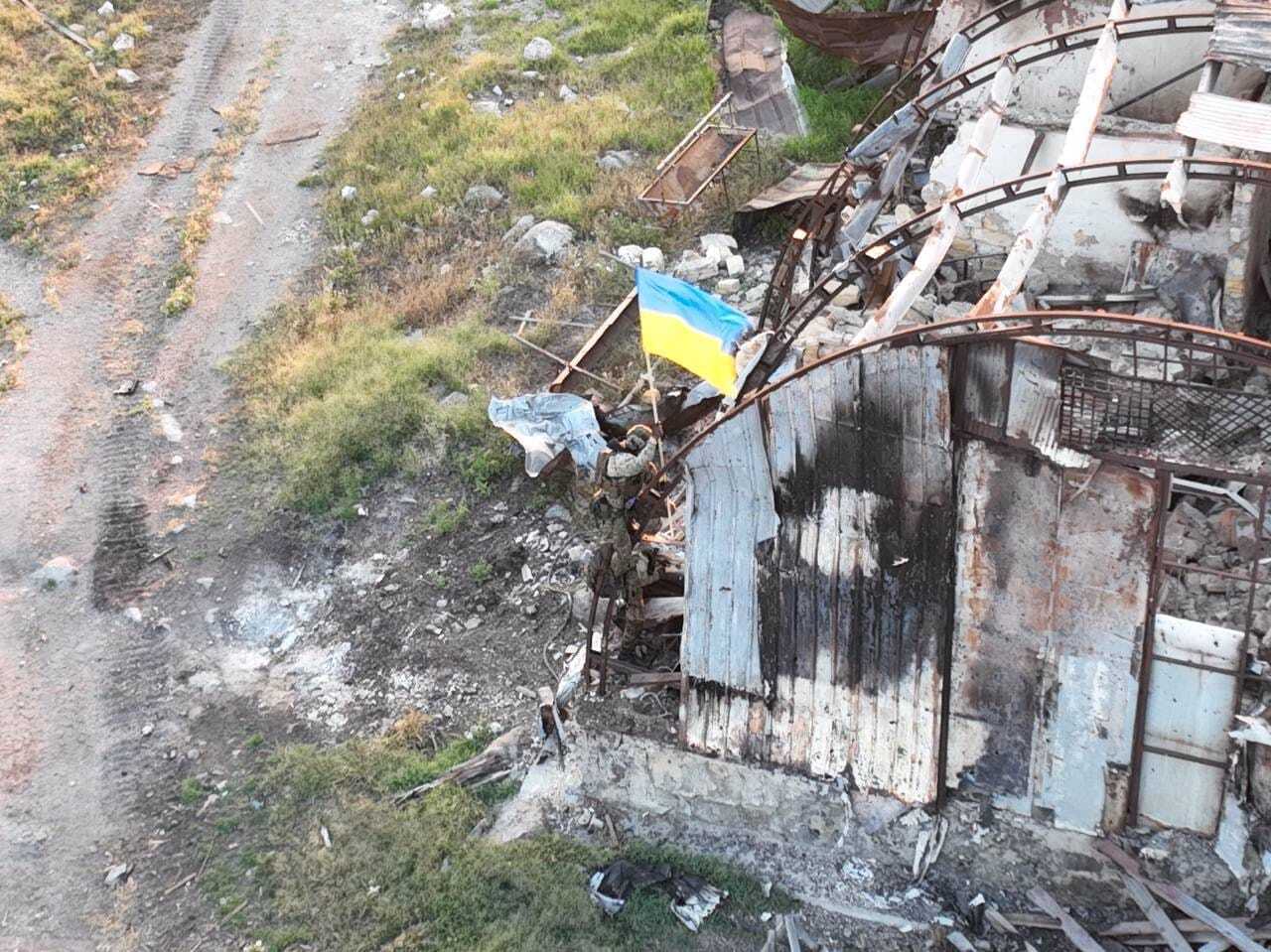 На Змеином подняли флаг Украины
