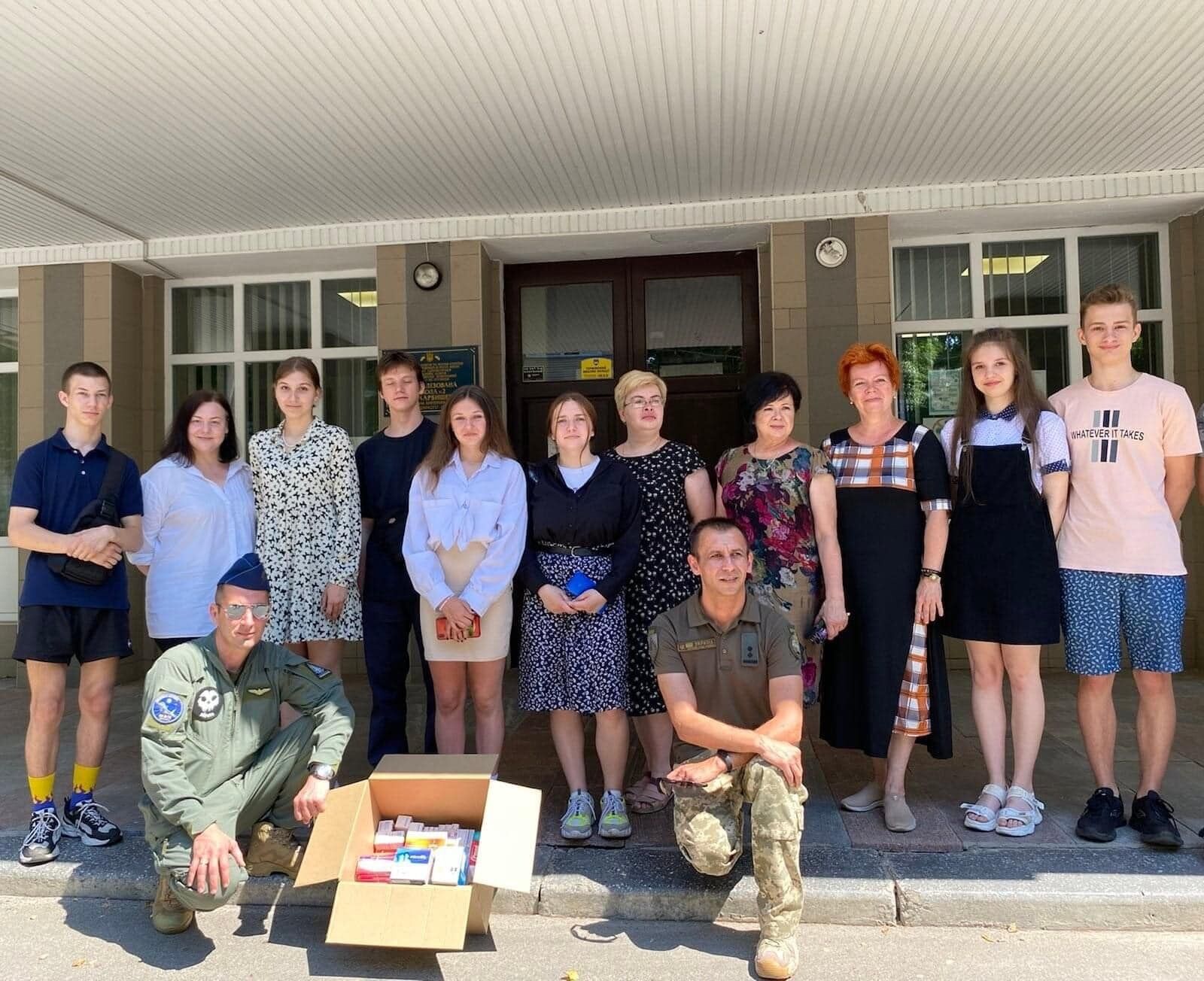 Школьники отказались от букетов на выпускной, чтобы помочь защитникам Украины.