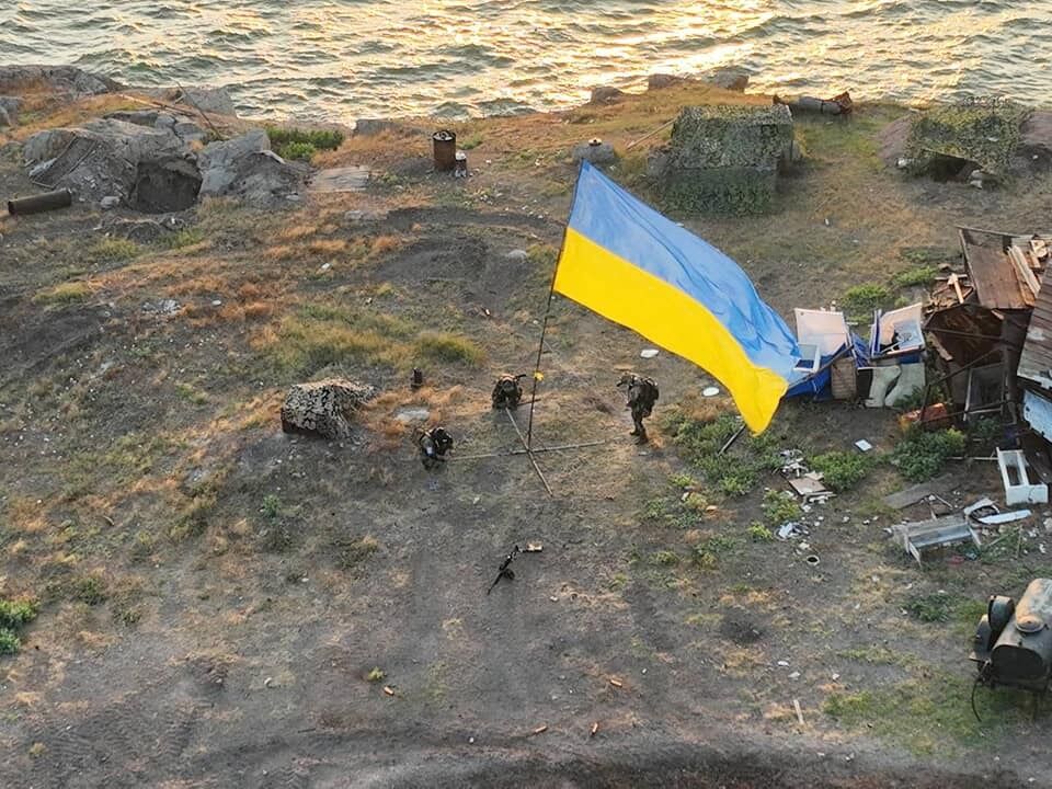 На звільненому від окупантів острові Зміїний підняли прапор України. Фото і відео