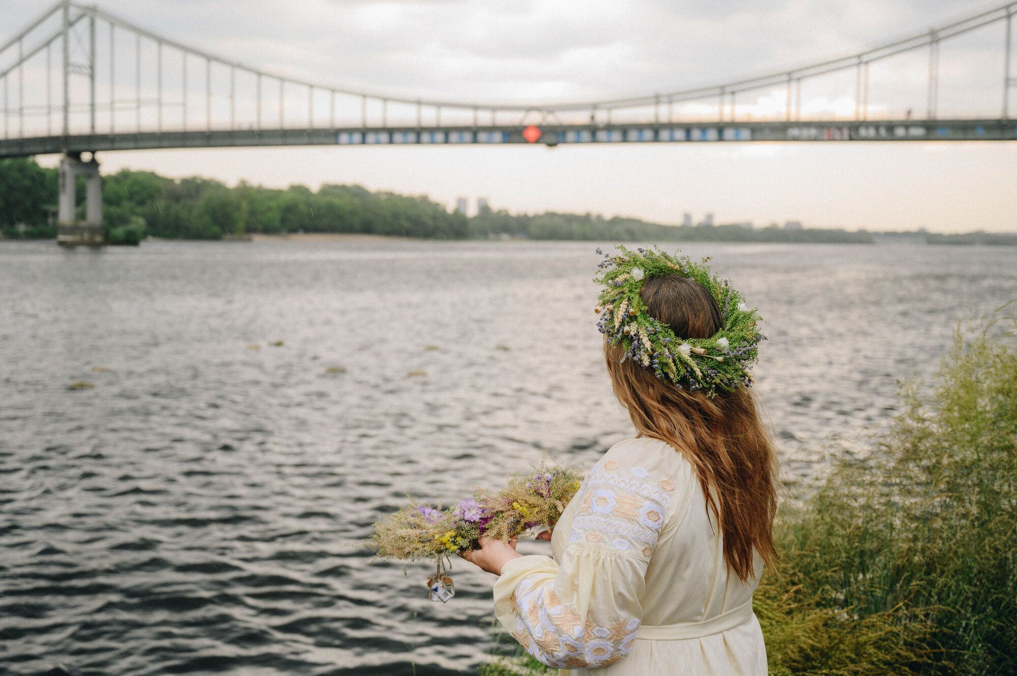 На Ивана Купала по Днепру запустили венки с "письмами любви" к жителям временно оккупированных территорий