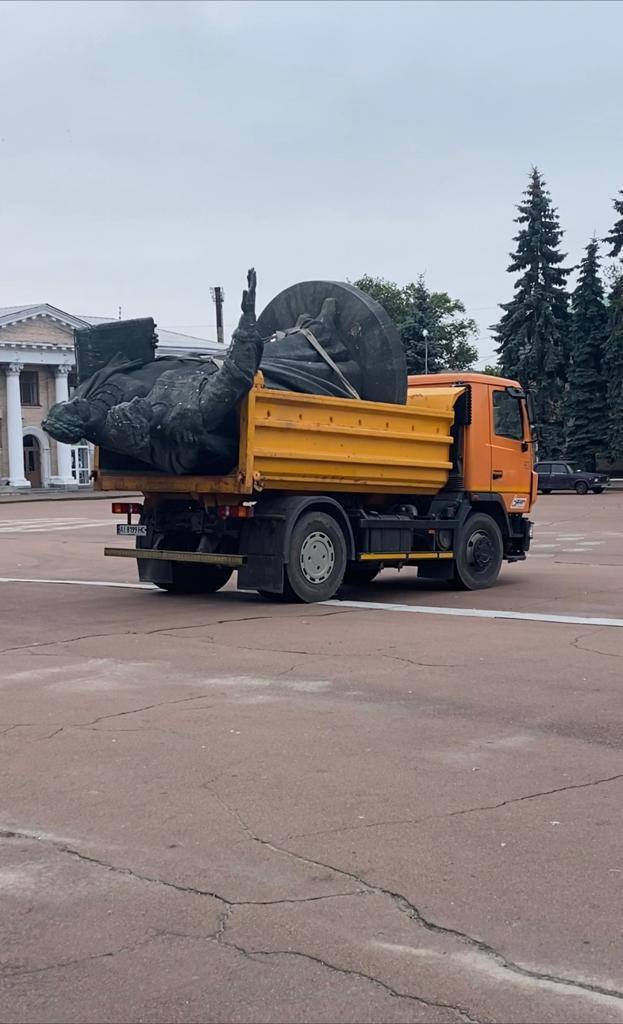 Демонтировали монумент, посвященный "воссоединению Украины с РФ".