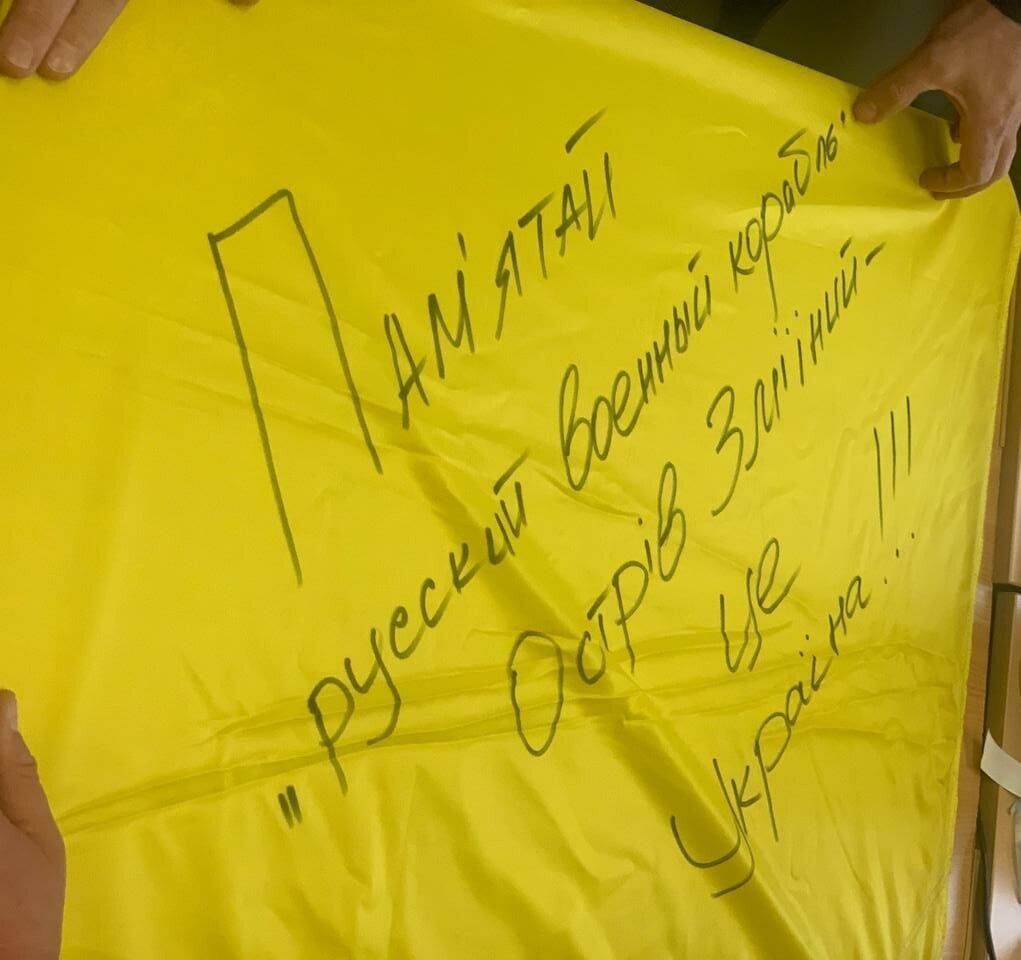 На звільненому від окупантів острові Зміїний підняли прапор України. Фото і відео