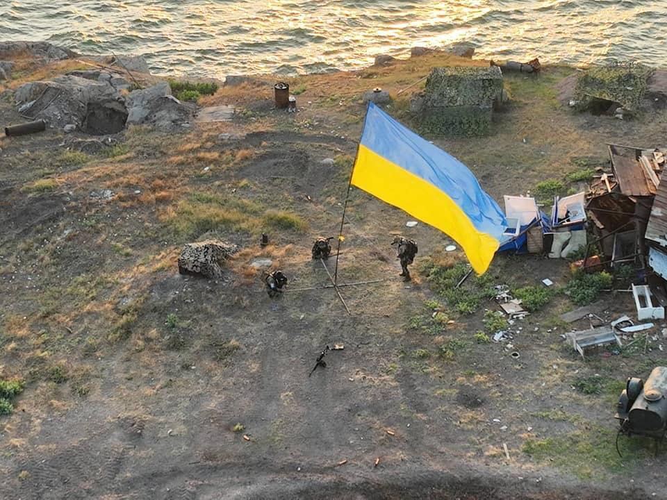 Украинские защитники обнаружили брошенную амуницию и руины.