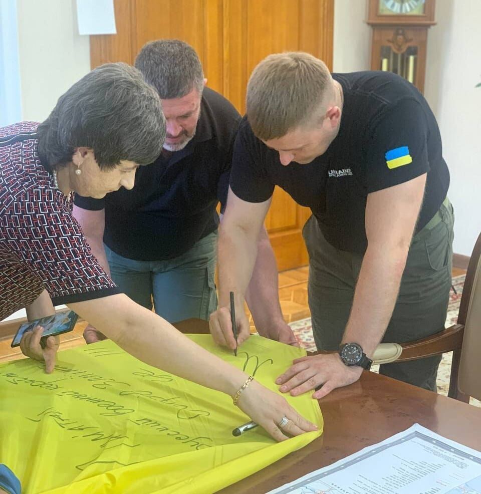 На флаге также оставил подпись глава Одесской ОВА Максим Марченко
